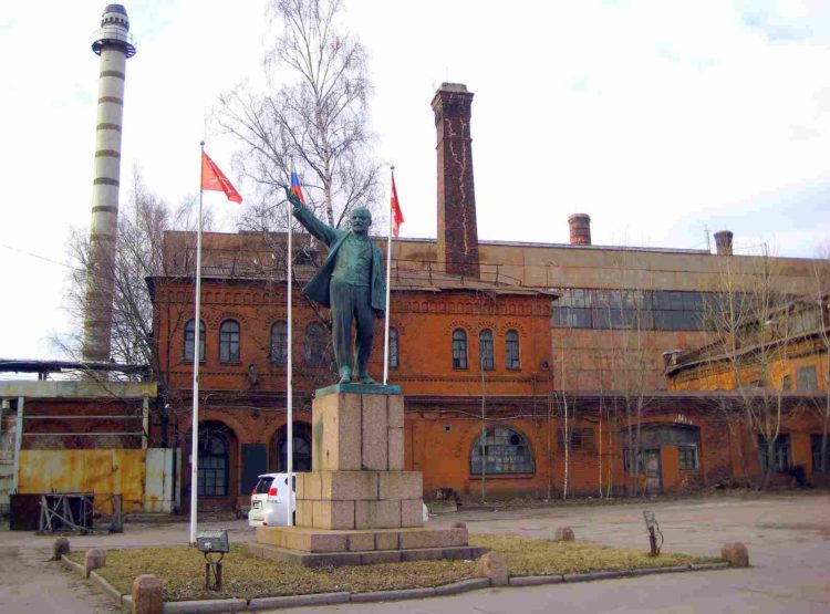 Памятник В. И. Ленину у завода «Красный Выборжец» в Ленинграде
