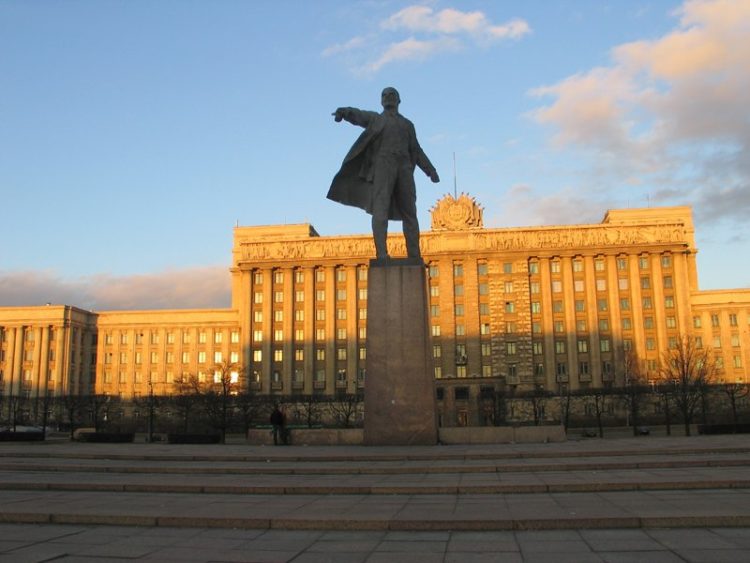 Памятник Ленину на Московской площади в Ленинграде