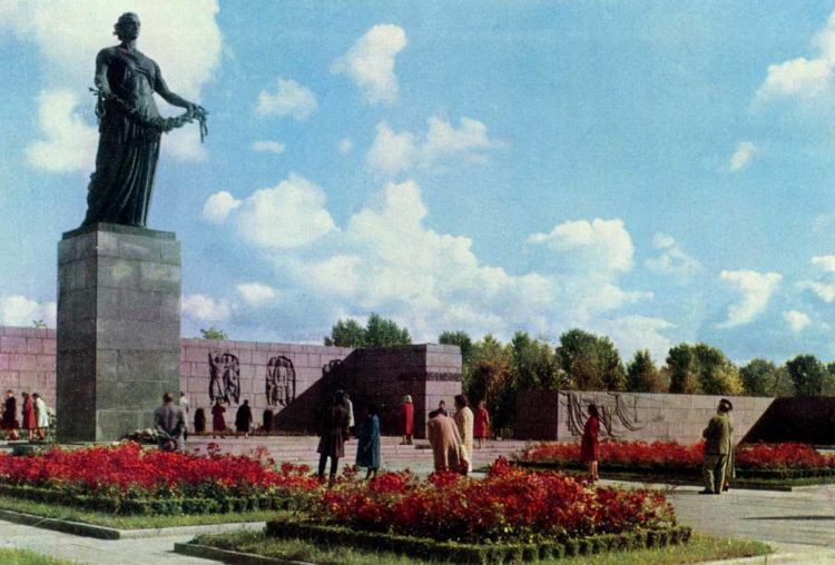 Пискарёвское мемориальное кладбище в Ленинграде