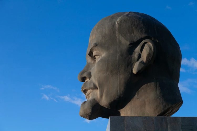 Самая большая голова Ленина
