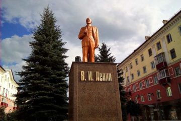 Памятник В. И. Ленину на Коммунистическом проспекте в Междуреченске