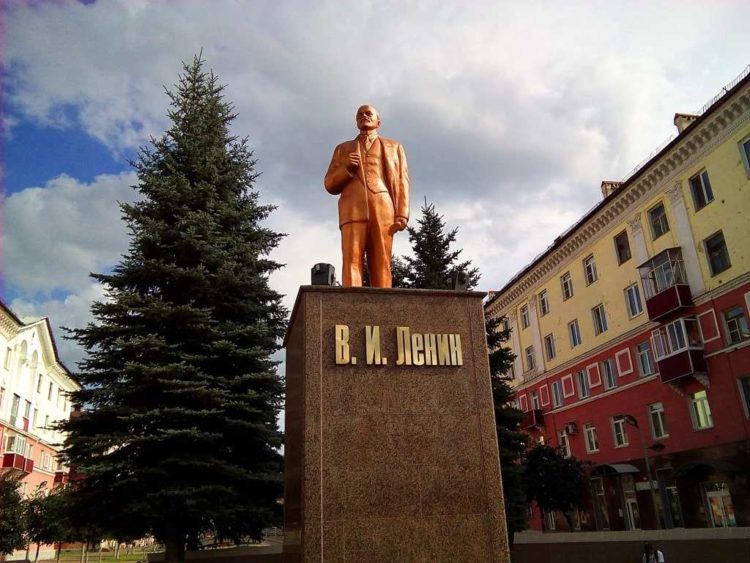 Памятник В. И. Ленину на Коммунистическом проспекте в Междуреченске