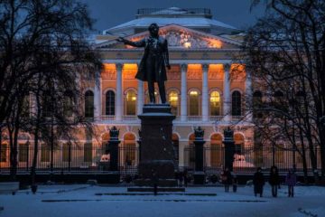 Памятник А. С. Пушкину на площади Искусств в Ленинграде