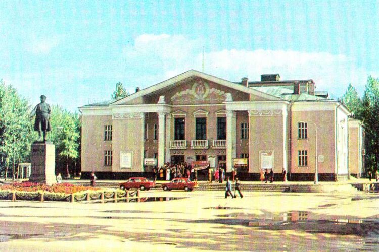 Памятник С. М. Кирову в городе Кировске Ленинградской области