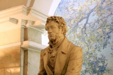 Памятник А. С. Пушкину в подземном зале станции метро «Пушкинская» в Ленинграде