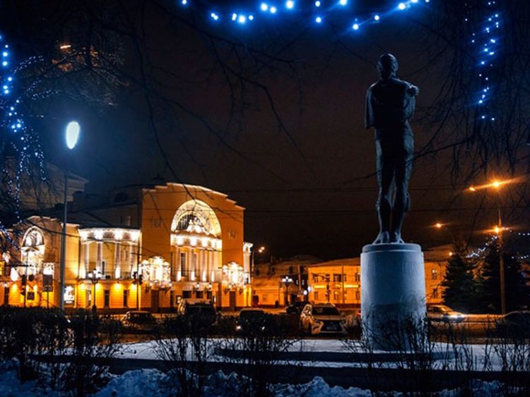 Памятник основателю русского театра Ф. Г. Волкову в Ярославле