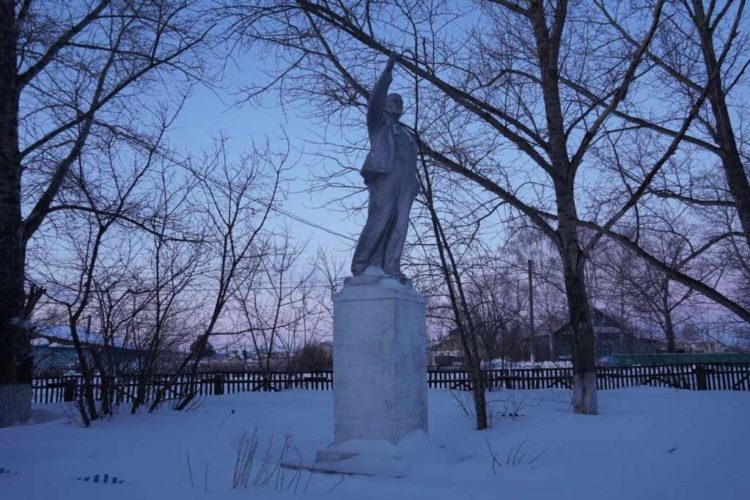 Типовой памятник В. И. Ленину в казахстанском селе Айдабол