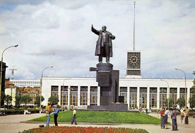 Памятник В. И. Ленину у Финляндского вокзала в Ленинграде: Ленин на броневике